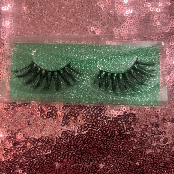 Lashes - Picture 7 of 16